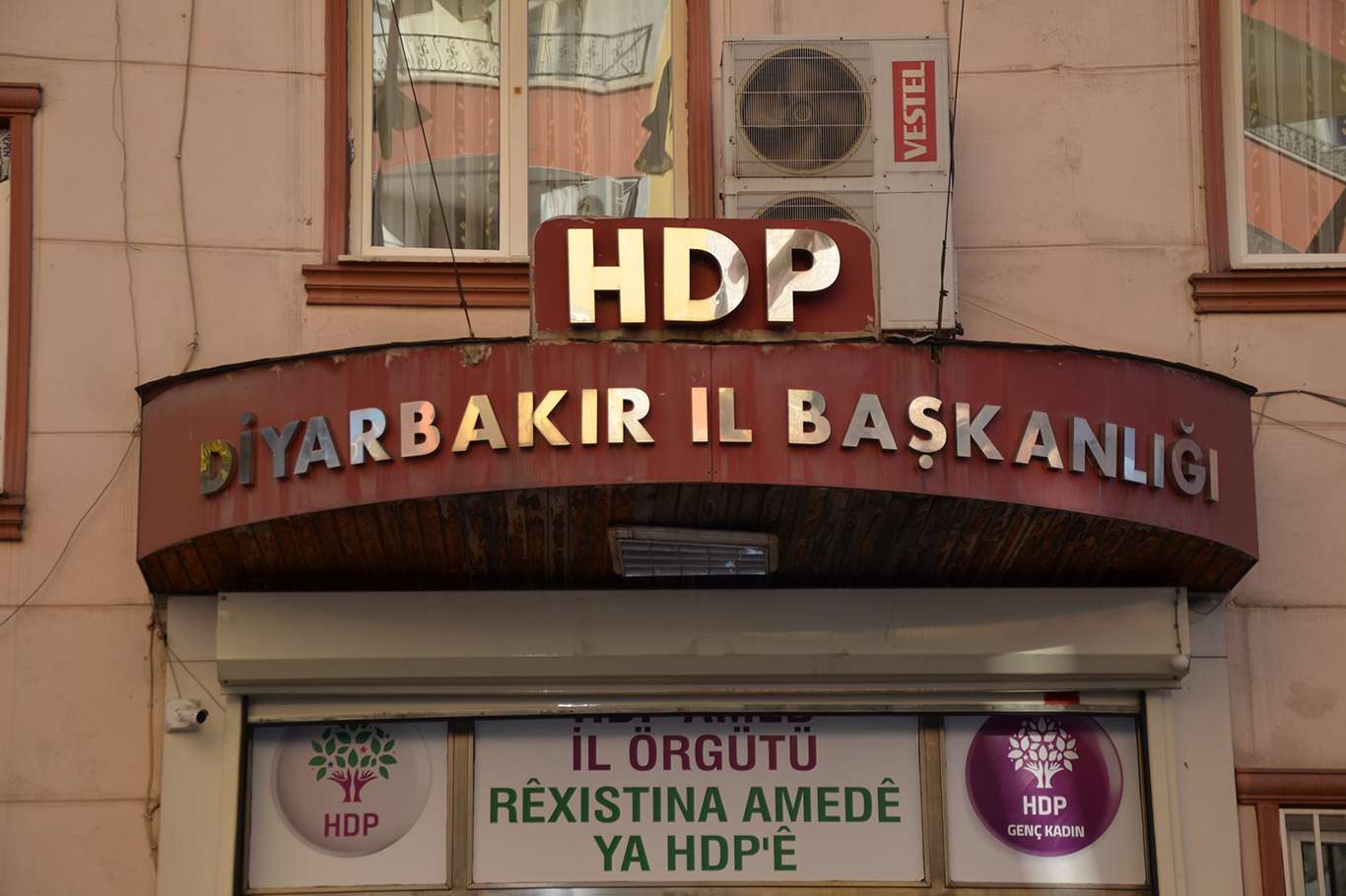 HDP il binası önündeki evlat nöbeti 454'üncü gününde de devam ediyor